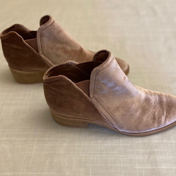 Dolce Vita Women's Size 7.5 Pink Rose Velvet Ankle Booties - Picture 4 of 10